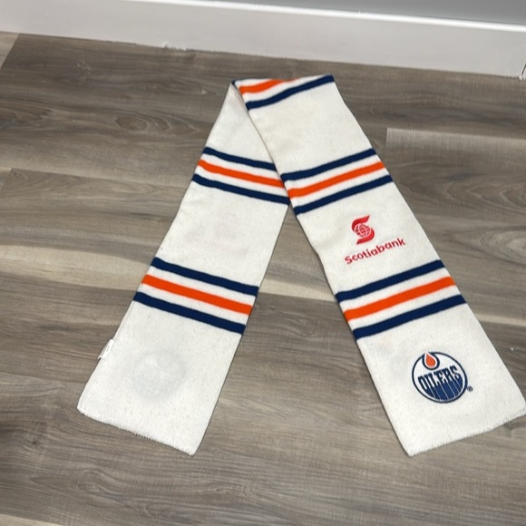 🏁 Scotiabank Oilers White and Blue Scarf - Picture 2 of 5